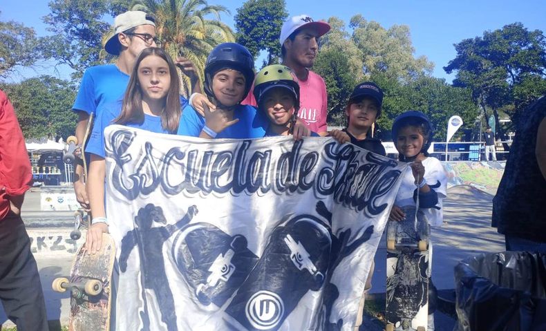 Mateo Serrudo y la bandera de Pilar de la escuela de Skate.