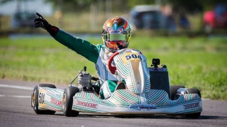 TÍTULO. Carreira festeja en lo alto del podio la consagración..