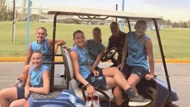 CARRITO. Annika (3ªde arriba) con sus compañeras en el predio de la concentración. CARRITO. Annika (3ªde arriba) con sus compañeras en el predio de la concentración.