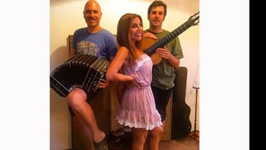 La cantante de tangos Ce Suárez Paz se presentó el jueves pasado en “Los 36 Billares”, uno de los bares notables porteños. La acompañaron Federico Rosso en guitarra y Federico Siksnys en bandoneón, aunque para la foto, intercambiaron instrumentos..