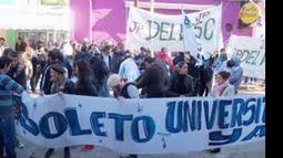 Los jóvenes insistirán con su reclamo hoy en la plaza céntrica..