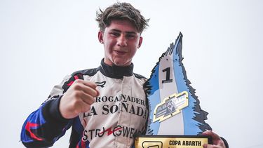 PUÑO APRETADO. Elías festeja con el trofeo su primera victoria en la Copa Abarth.