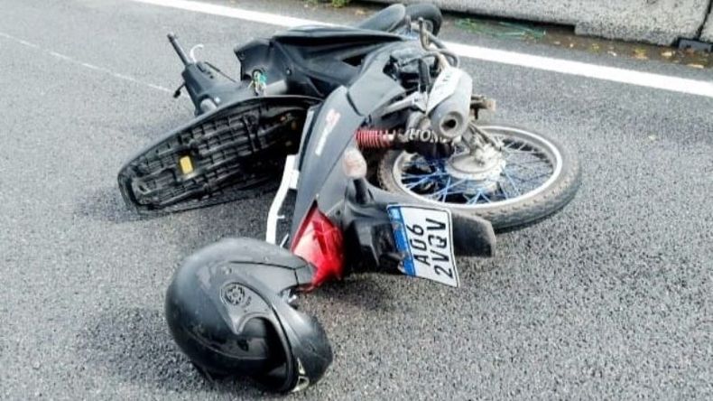 El motociclista no llevaba el casco colocado y falleció en el acto..