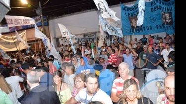 MILITANTES. Cientos de personas aclamaron a Zúccaro en la calle..