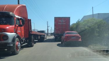 En la esquina de la calle Arturo Frondizi y Lisandro de la Torre, se arma mucho amontonamiento de camiones sobre la calle, la cual están todos esperando para ingresar a la empresa Loginter. Cuando uno dobla desde Frondizi a Lisandro luego del semáforo, se encuentra con una enorme fila de camiones los cuales están muy pegados a la esquina y tapando casi todo el carril. Ya en esta calle hubo varios accidentes por el tema de los camiones en la calle estacionados. Hago la queja para ver si esta empresa puede hacer esperar a los camiones adentro y que no se arme tanto tráfico en hora pico o que Tránsito tome las medidas correspondientes. Nicolás.