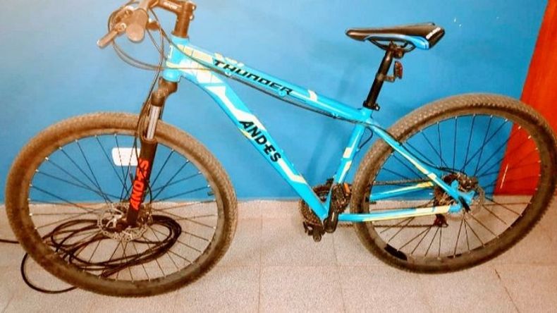 BICI. Su dueña la había dejado en el estacionamiento para hacer las compras. .