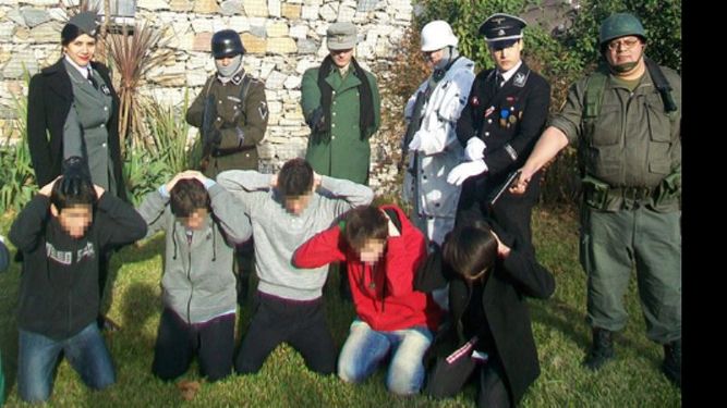 Jóvenes con ropa de la SS recrean un fusilamiento..