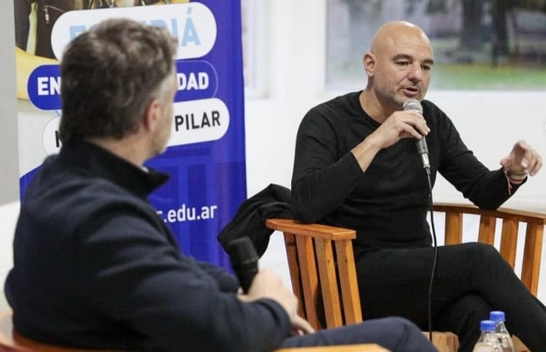 Favio Orsi junto a Federico Achával en la charla ocurrida en la Universidad Nacional de Pilar.