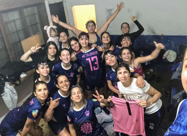 SUBEN. Las chicas de Metalúrgico festejan en el vestuario el triunfo en Del Viso.