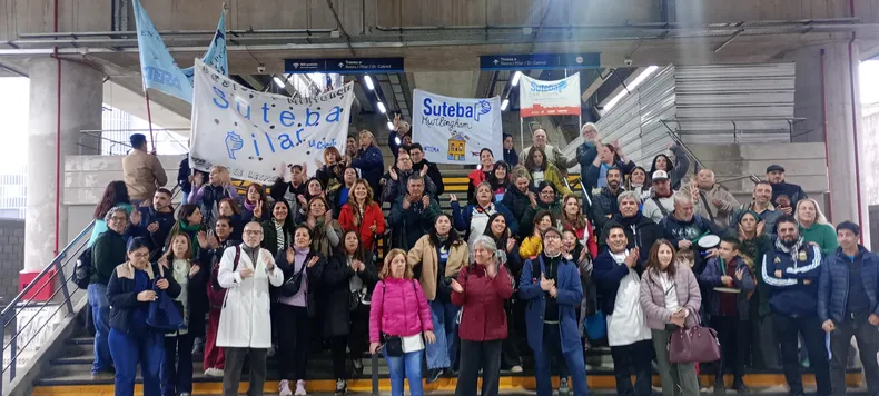 MARCHA. Docentes de Pilar y la región hicieron un “trenazo” en el camino a la marcha.