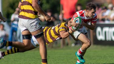 Alumni dejó atrás a Belgrano en el clásico y va por el líder Newman.