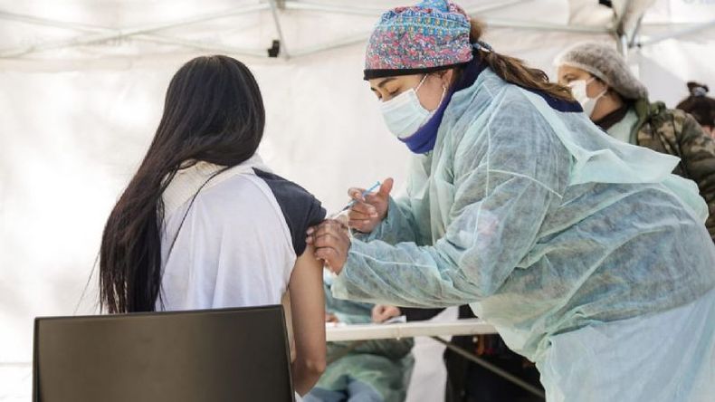CHICOS. En Pilar, se vacuna con turno a los menores de 18 años..