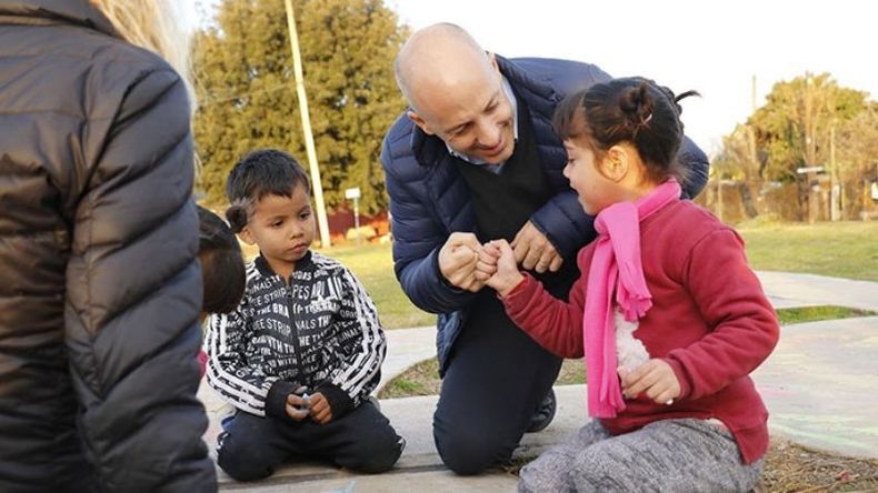 MAGIA. En Astolfi, Ducoté jugó con los chicos y habló de seguridad..