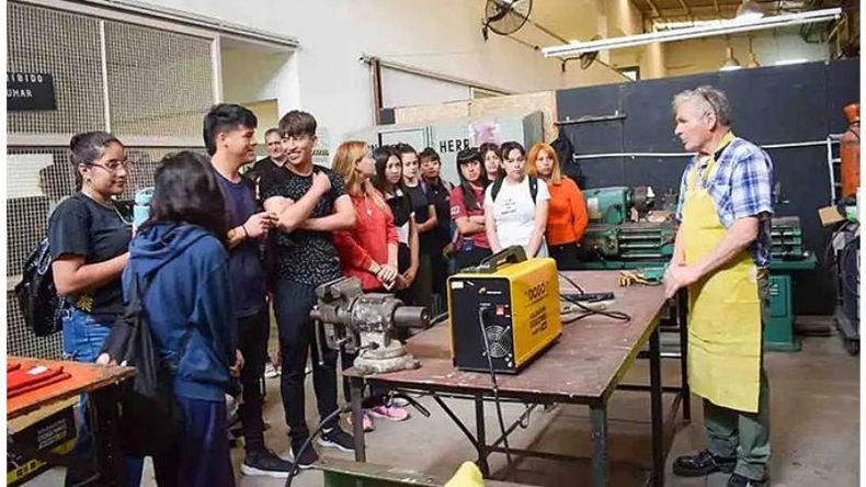 Estudiantes de la Escuela Secundaria N° 18 visitaron la sede Fortabat del Centro Municipal de Formación Profesional en el marco del programa #OficioEnTuEscuela. Participaron de las clases de herrería, carpintería, indumentaria, educación digital y energía termosolar, acercando a los y las estudiantes a nuestras propuestas en oficios y el mundo del trabajo. Centro Municipal de Formación Profesional Pilar..