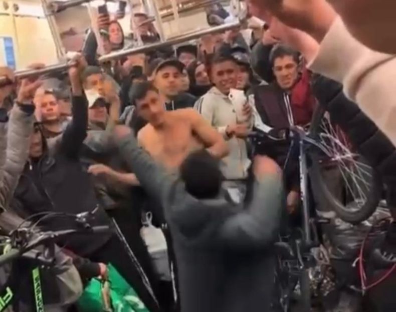 PIÑAS VAN… La pelea se dio en medio de un vagón repleto.
