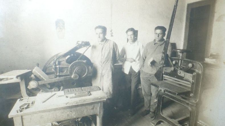 Severo Forte y Miguel Fortez (derecha), en su taller de impresión junto a un empleado..