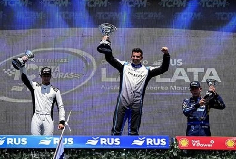 PODIO. Jaime junto a Martínez y Alberti, con sus trofeos.