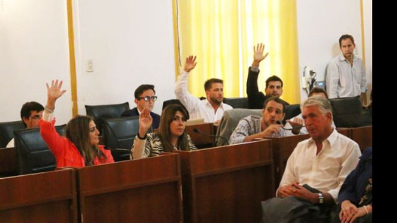 MANOS. El gobierno saldrá a la búsqueda de los votos que le faltan..