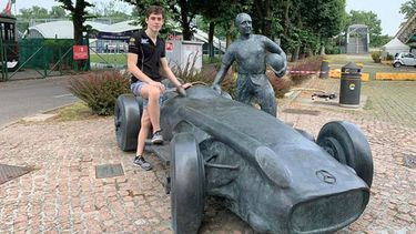 Pilar a Diario | REFERENTE. Colapinto junto a la estatua de Fangio en Monza..