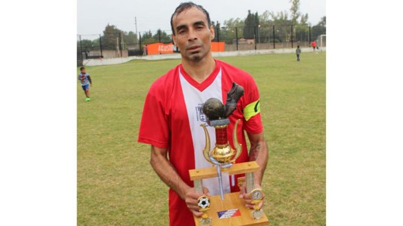 GOLEADOR. Carlos Zamora, de El Veredón, fue el artillero del torneo con 26 tantos..