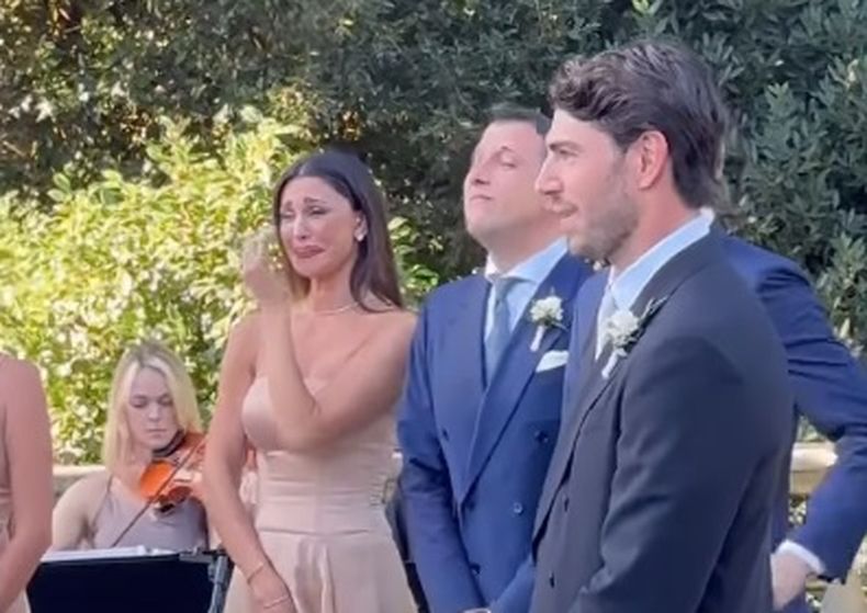 LÁGRIMAS. La emoción de Belén Rodríguez en la boda de su hermana menor.