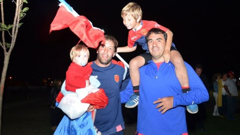 EMBANDERADOS. Carames y sus hijos, junto a Nicolás Hernández, en la fiesta del ascenso..
