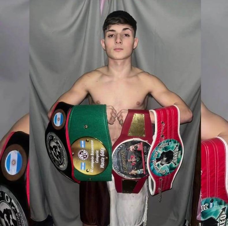 El Rayo Kapusi posa con sus cuatro cinturones ganados en el amateurismo.