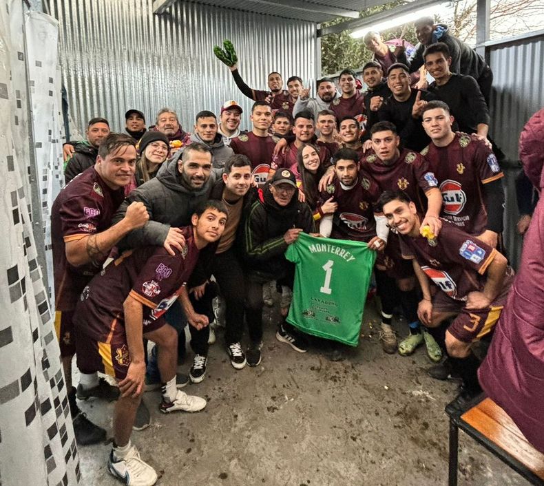 FINALISTA. Los jugadores y cuerpo técnico de Monterrey festejan la clasificación.