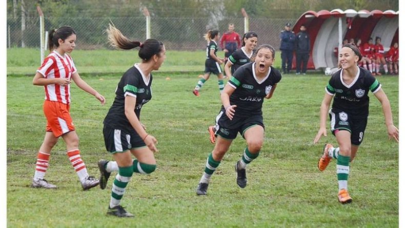 (FREDY CABALLERO). CORRIDA. Leguizamón grita su gol junto a Fiama y Toribio..