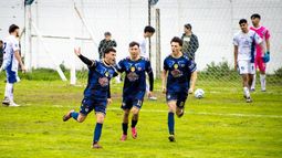 FESTEJO. Tobías Sotelo grita su gol, en la contundente victoria del Metal en Lobos. Lo siguen Gabriel Luque y Jerónimo Higuaín.