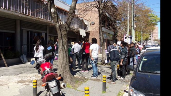 Las largas filas en Edenor ya son una postal del centro..