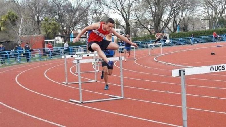 VELOCIDAD. Maxi Schmidt completó los 400 con vallas en 67 segundos..