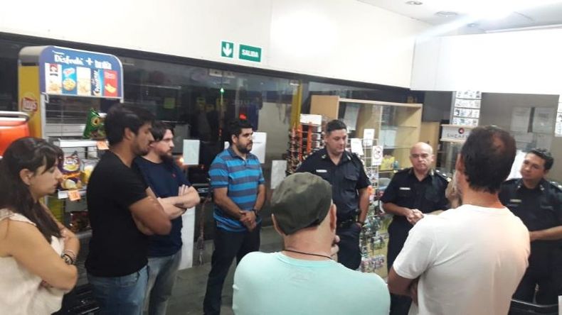 La reunión se realizó en un kiosco que fue asaltado en la madrugada del lunes. .