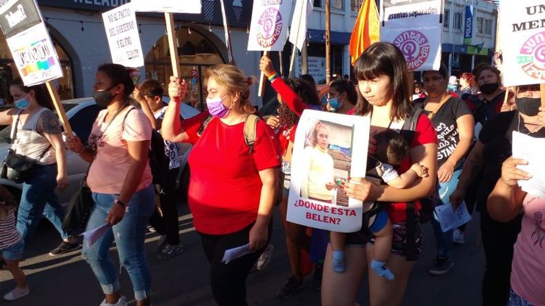 EN LAS CALLES. Las mujeres marcharon por el centro y rodearon la plaza. .