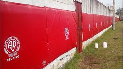 LISTO. La protección del muro se estrenó el domingo con un partido de la Escobarense..