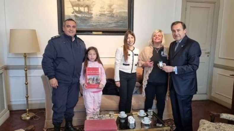 SANMARTINIANOS. Adriana García le entrega el anillo a Eduardo García Caffie..