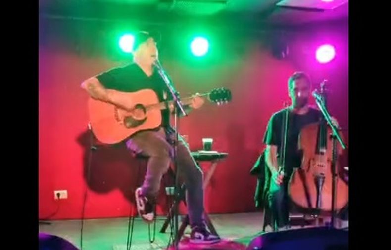 Gaspar Benegas dio un acústico en Sangrenegra.