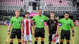 “Giorgi” Sosa posa con los árbitros y el capitán de Ajax.
