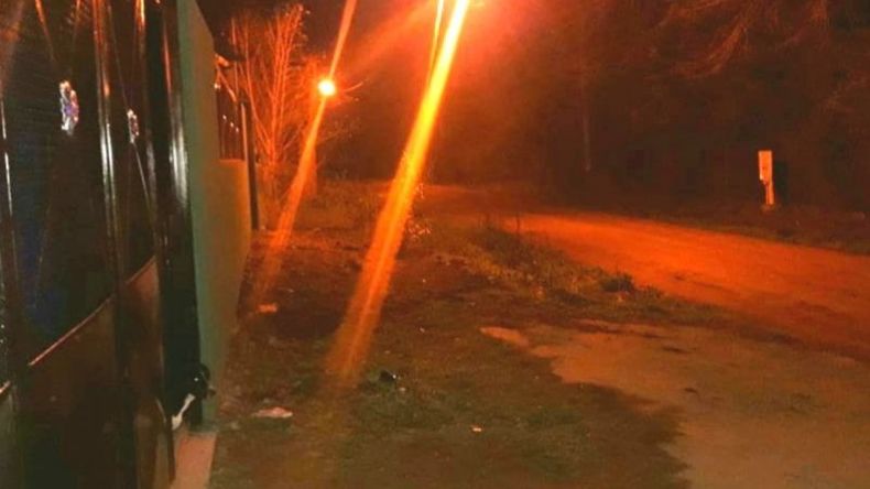 Escena. La mujer habría sido sorprendida a bordo de un auto que estaba estacionado sobre la calle Caamaño. .