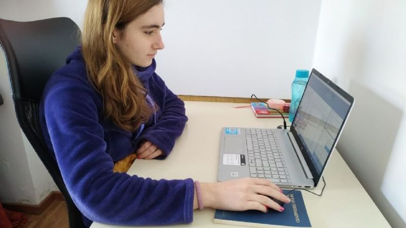 CONCENTRADA. Belén jugando el Mundial desde su casa..