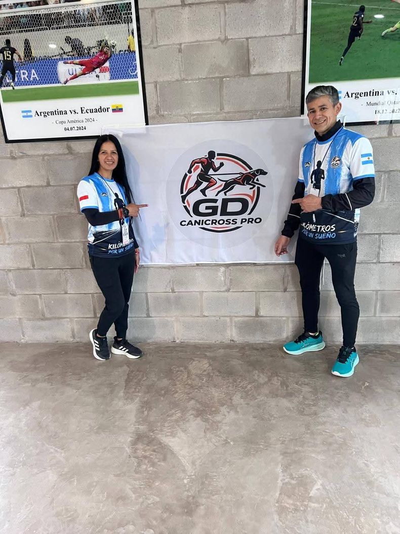 ORGANIZADORES. Rous Aquino y Gabriel Díaz con la bandera de la competencia en el Club Municipal Dibu Martínez.