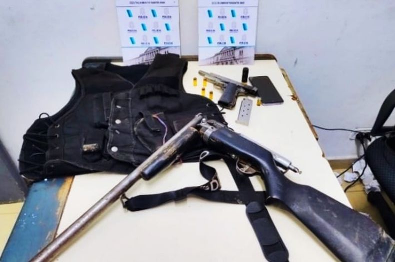Las armas secuestradas en poder del sujeto que se presentó como sereno.&nbsp;