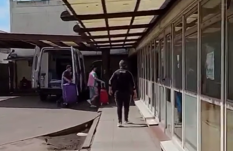 El corazón para Felipe trasladado por el personal de la ambulancia al Hospital Garrahan.&nbsp;