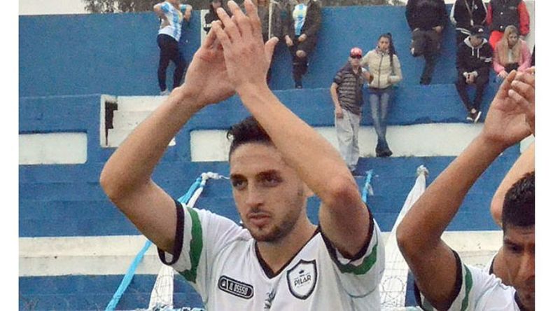 ¿LLEGA? Carlos Perrona en día del debut. Tuvo que salir en el entretiempo..