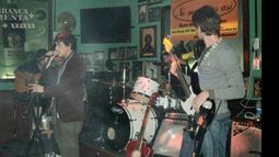 Adriel y su banda durante el show que este martes dio en Alquimia..