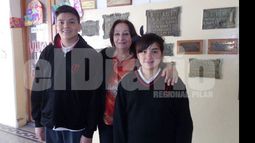 Campeones. Matías y Antonella, junto a la directora Olga Gómez..