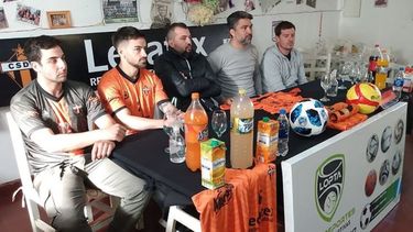 PILCHA NUEVA. Deportivo Manzanares presentó este viernes la nueva camiseta con la que afrontará la División A de la Liga Escobarense. El Naranja estrenará la pilcha en la próxima fecha ante Atlético Pilar. La reunión, realizada en el restorán Encuentro de Pilar Centro, fue transmitida por las redes sociales. Participaron los jugadores del primer equipo, Álvaro Codaro y Federico Machín, y los dirigentes Sebastián Villasur, Rodrigo Guzmán y Emmanuel Cabrera. Agradecieron a los sponsors y colaboradores. .