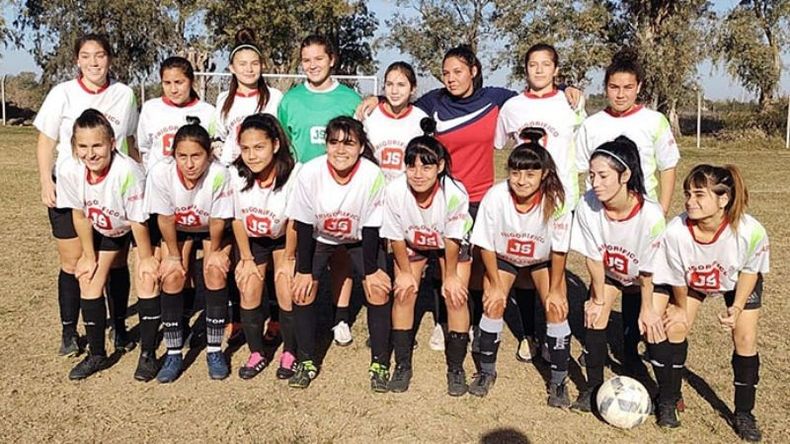 LÍDERES. Las chicas de Gauchitos Pilarica que mandan en el torneo..