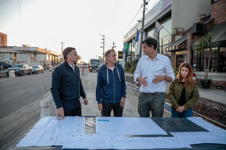 EN OBRA. Gabriel Katopodis, con Soledad Peralta, Federico Ach&aacute;val y Luis Bonfante en la ruta 8.&nbsp;