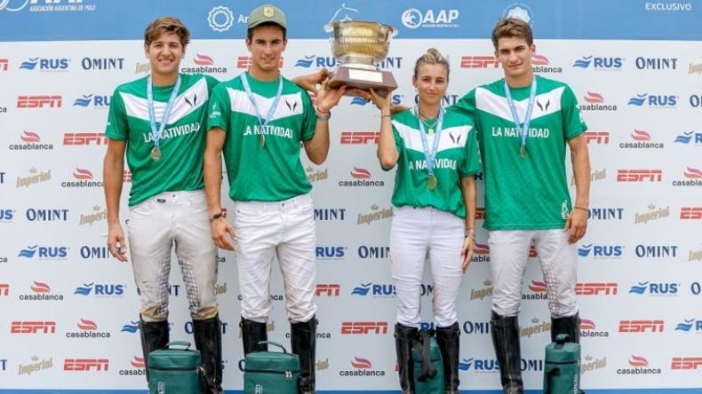 Mía, junto a sus compañeros de La Natividad y la Copa Juvenil. PRENSA AAP..